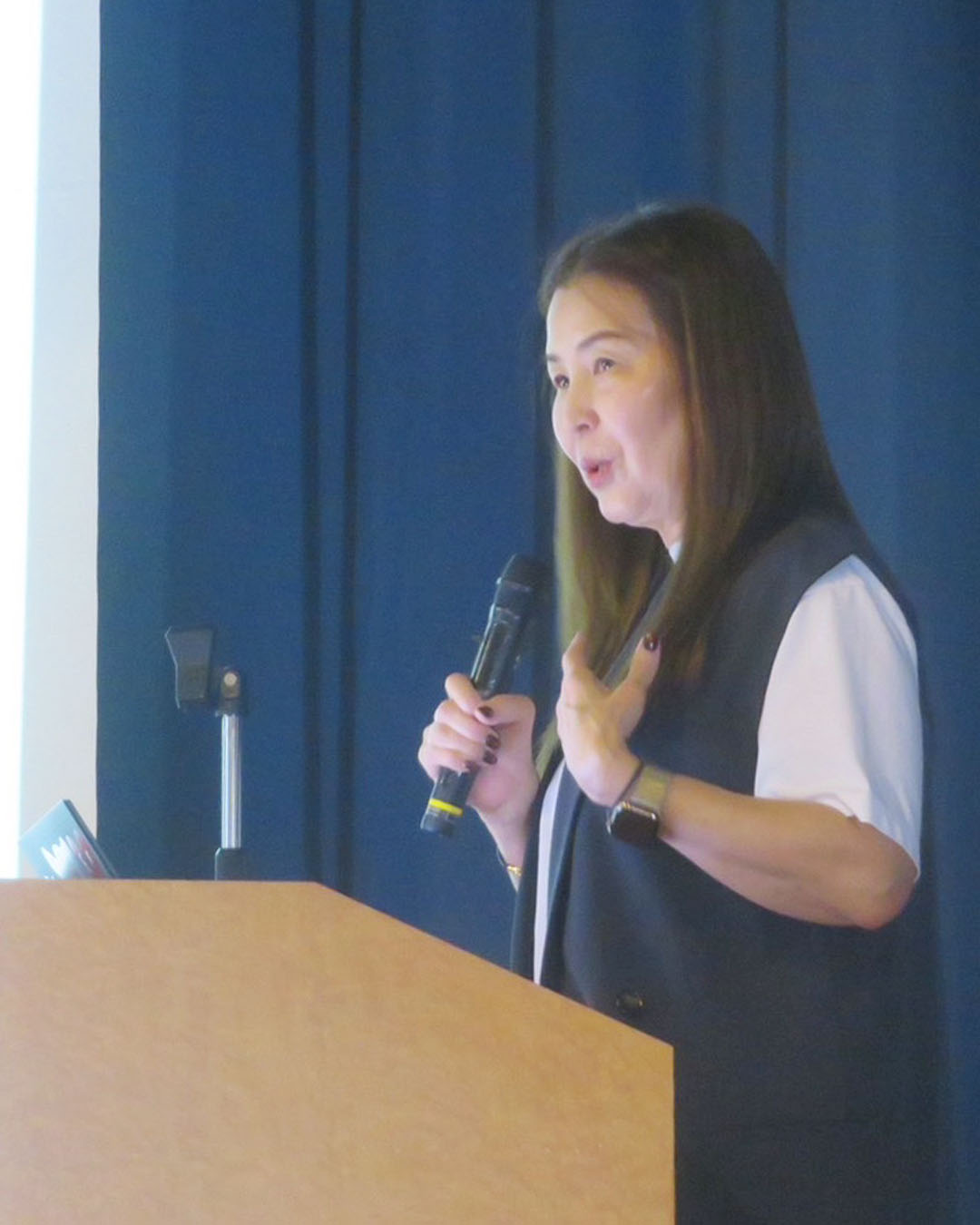 代表・千葉照実が仙台市立加茂中学校で「働くって、面白い。」をテーマに職業講話を行っている様子。